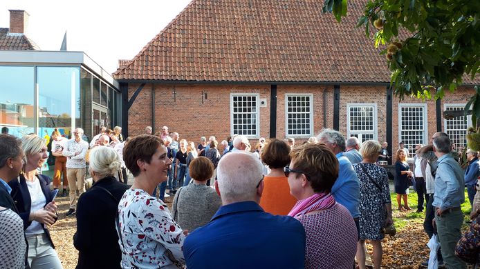 De officiele opening van Kunst in de Etalage trok tientallen belangstellenden.
