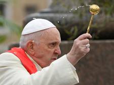 Le pape, à peine sorti de l’hôpital, sur la place Saint-Pierre pour la messe des Rameaux