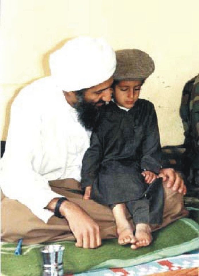 Osama bin Laden met zijn zoon in 1997.