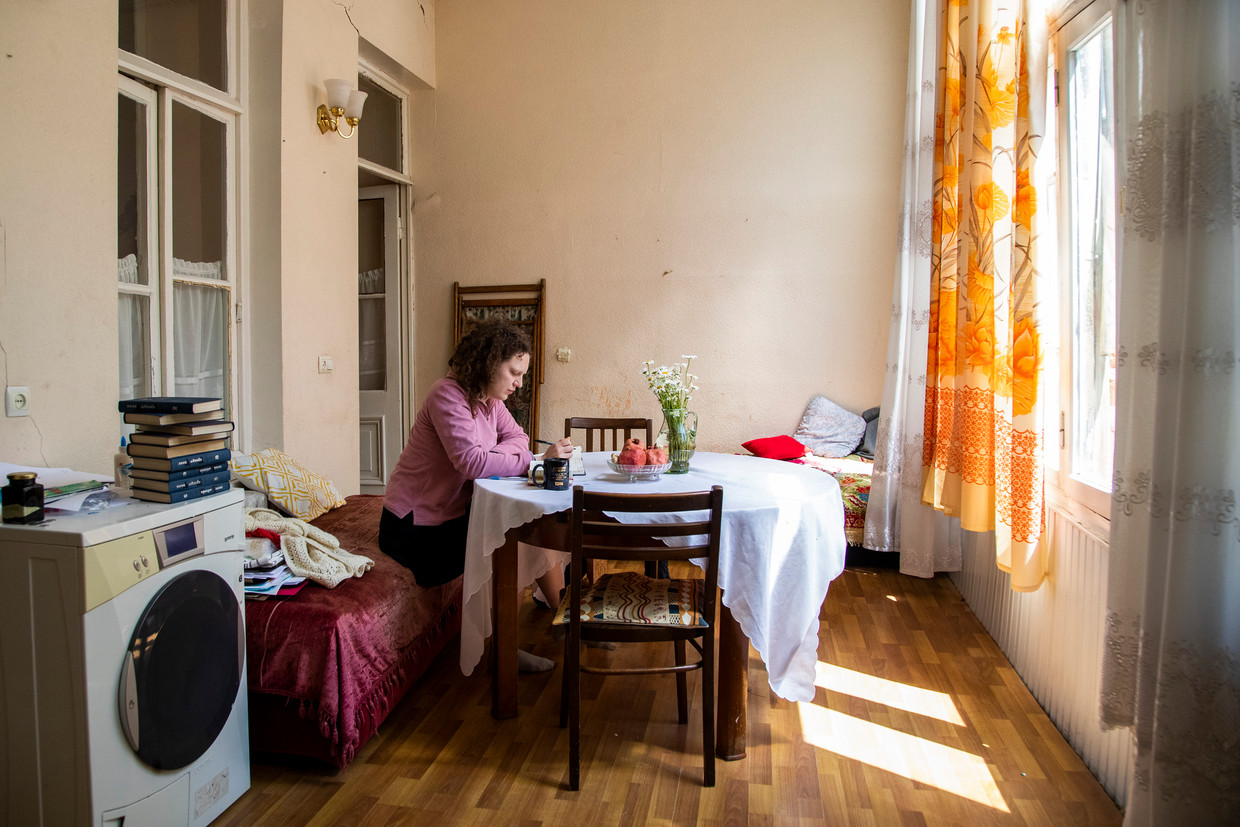 Een Russisch-Oekraïense vrouw in haar appartement in Tbilisi. Ze woonde aanvankelijk in Moskou, maar verhuisde na het uitbreken van de oorlog naar Georgië.  Beeld Getty Images