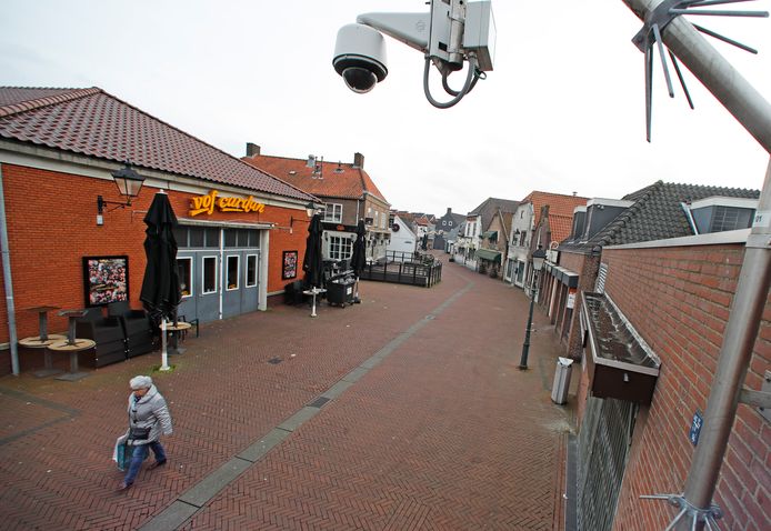 Camera's, zoals deze in de Voorstraat, registreerden vorig jaar dubbel zo veel zaken.