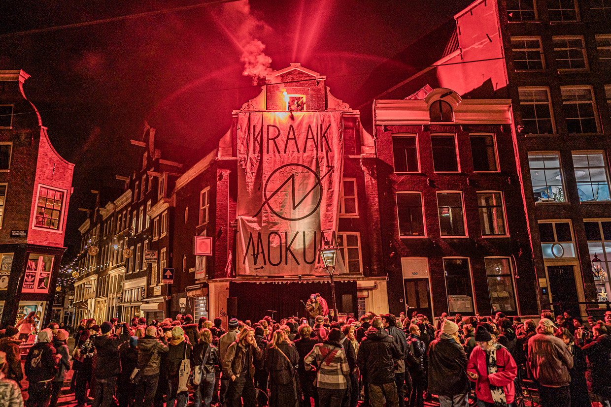 De groep krakers die het pand op de Nieuwezijds Voorburgwal moest verlaten, gaf begin december een protestfeest voor het pand. Beeld Joris van Gennip