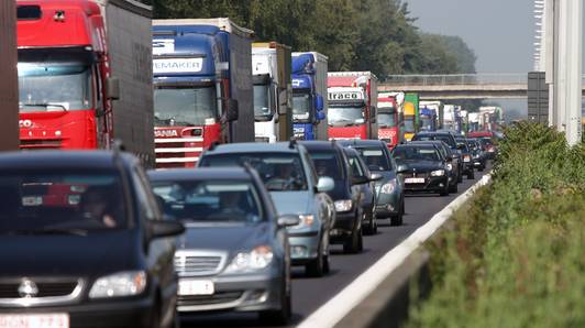 Files van meer dan een uur op de E313 en E34 richting Antwerpen door een ongeval in Ranst