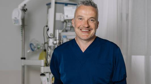 Plastisch chirurg Benoit (46) verklapt hoe hij er jong blijft uitzien: “Een chirurg die zich laat gaan, is geen goede reclame”