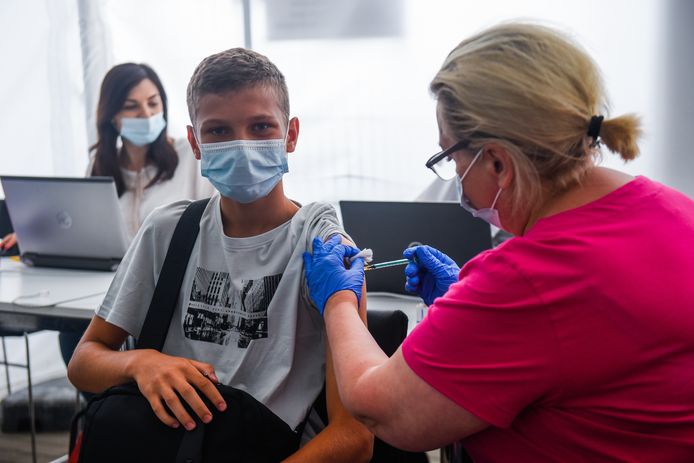 In Polen worden de 12- tot 15-jarigen nu al gevaccineerd.