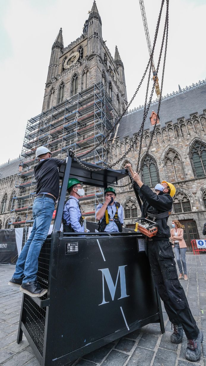 Minister Diependaele bezoekt de restauratiewerken aan de Lakenhallen.