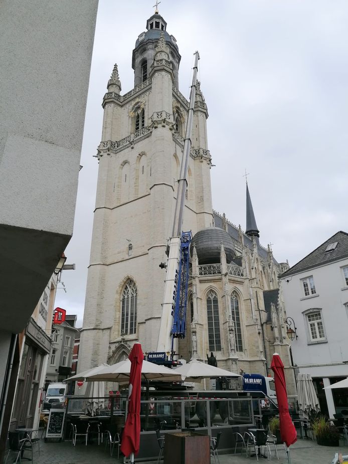 Experts controleerden de gevels van de Sint-Martinusbasiliek in Halle nadat er brokstukken naar beneden vielen.