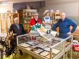 Het bestuur van Cultuur Historisch Museum Oene: Gerhard Wijnbergen, Dikkie Huiskamp en Henk ter Beek (vlnr) bij de expositie over de gezondheidszorg in Oene.