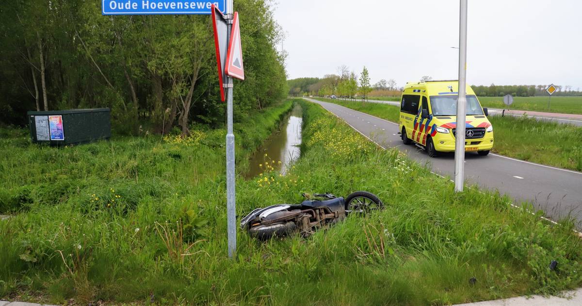 Scooter botst op auto: twee mensen naar het ziekenhuis