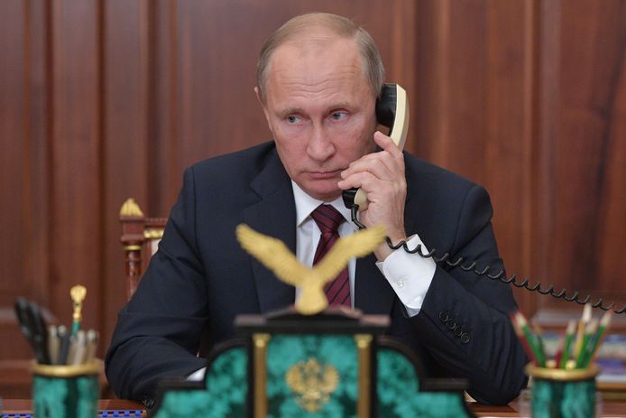 De Russische president Vladimir Putin heeft gebeld met de pro-Russische separatistische leiders  Aleksandr Zakhartsjenko en Igor Plotnitski.