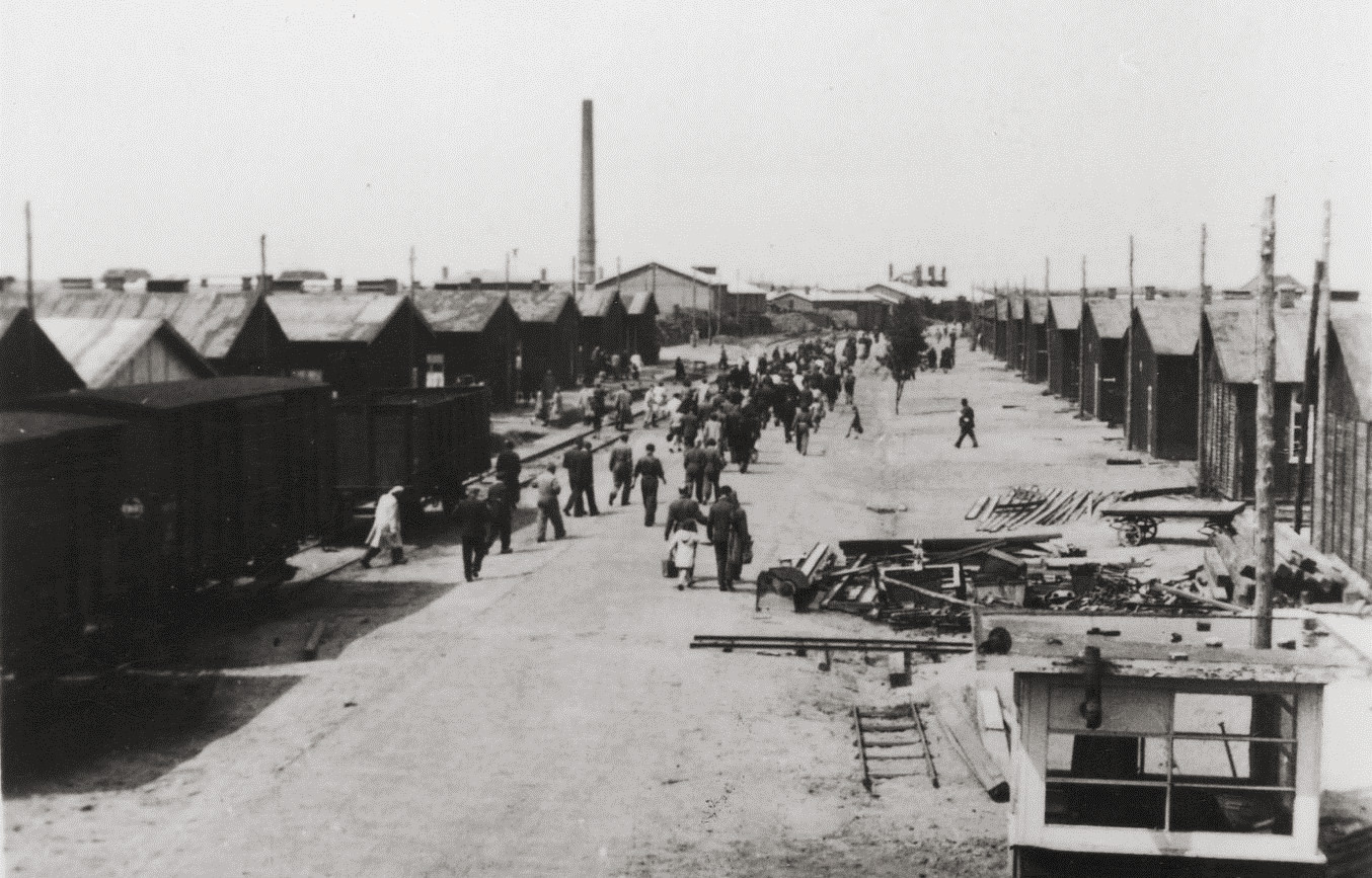 De 'boulevard', de hoofdweg door het kamp.
