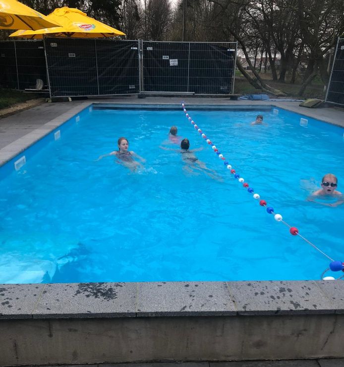 walvis Macadam uitspraak Buitenzwembad in Dronten weer open tijdens lockdown: vanuit hele regio  interesse van zwemmers | Dronten | destentor.nl
