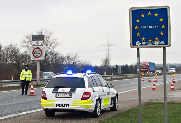De Deense politie bij de Deens-Duitse grens in Krusaa.