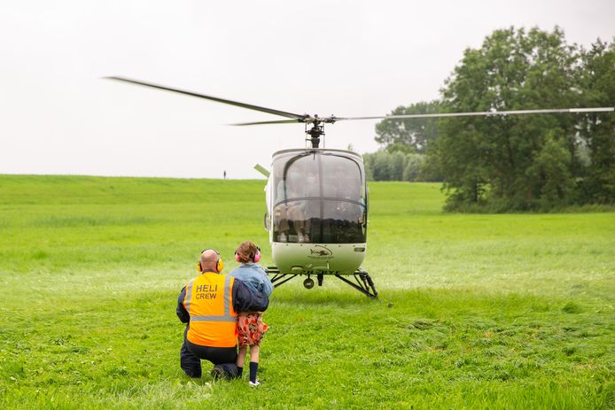 Norah staat klaar voor haar helikoptervlucht