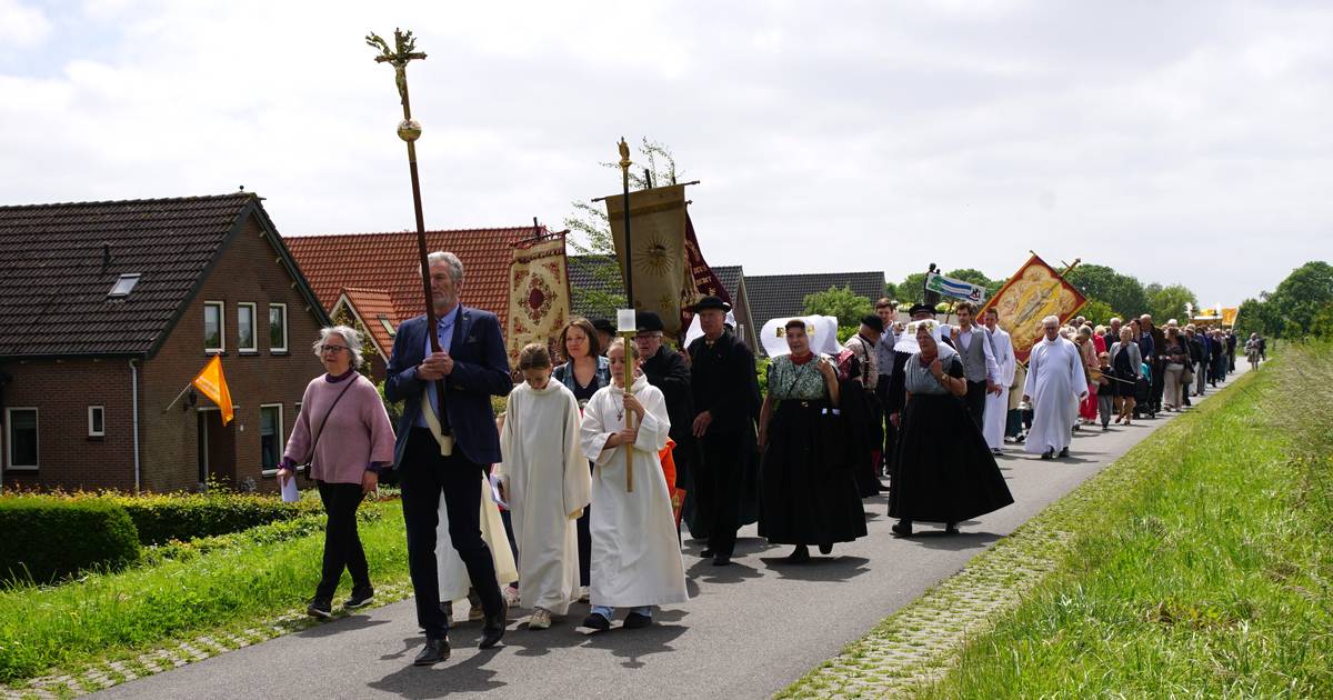 MIJN FOTO | Van de kerk naar de kapel, een bonte stoet