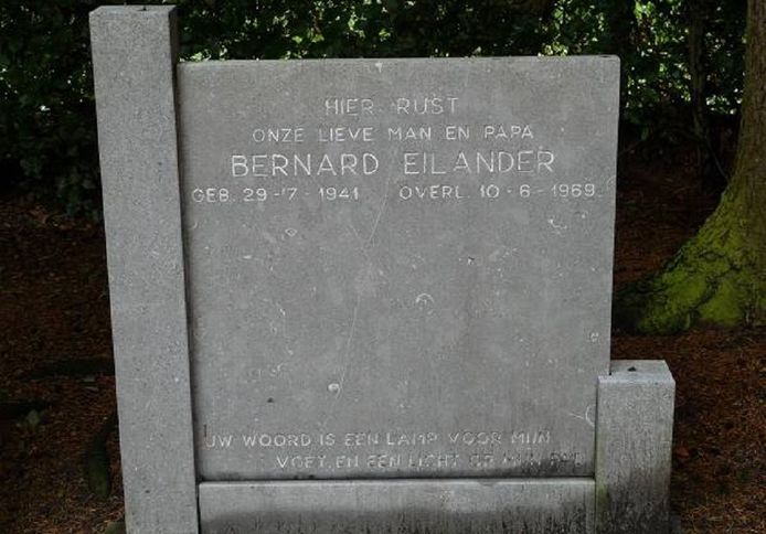 De 27-jarige vrachtwagenchauffeur Bernard Eilander uit Heerde liet in 1969 het leven bij een aanrijding A1-viaduct Hoog Burel bij Apeldoorn.