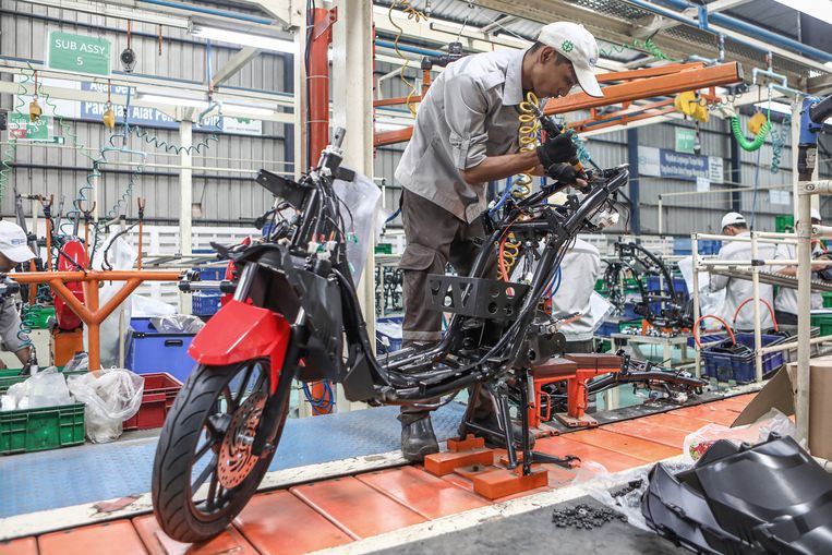 Seorang mekanik Gesits merakit sepeda motor di sebuah pabrik di Jakarta.  Foto Hendra Ecka untuk Volkskrant