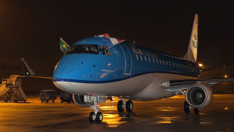 De feestelijke ontvangst van het nieuwe regionale KLM-toestel Embraer 175+, dat gisteren vertraagd arriveerde op Schiphol. Beeld Foto KLM