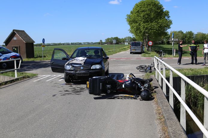 Bij een ongeluk op 6 mei vorig jaar in Waverveen is een motorrijder in het water beland.