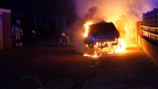 Auto gaat in vlammen op in Genemuiden, mogelijk brandstichting
