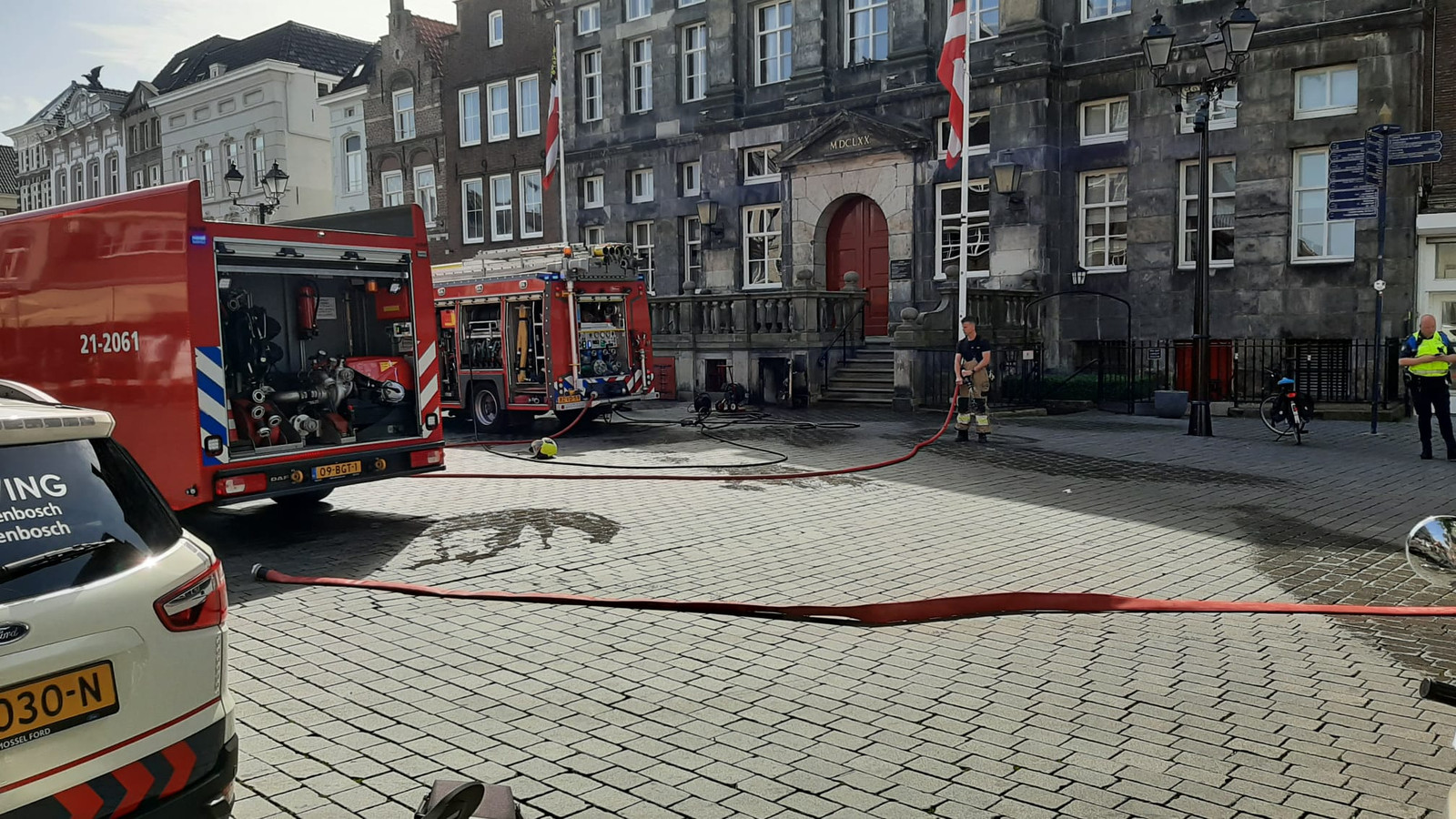 De brandweer ging ter plaatse om het vuur te blussen in het stadshuis van Den Bosch.