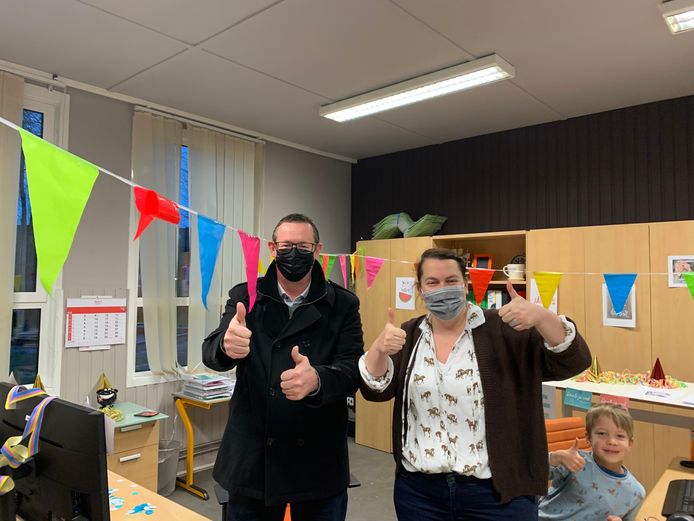 Karen Vanderecyken en Jimmy Janssen werden door de leerlingen en de leerkrachten van Go! Invento Basisschool De Brug in de bloemetjes gezet.