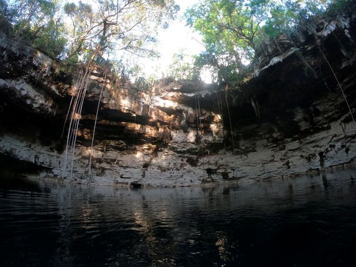 De kano werd gevonden in deze cenote.