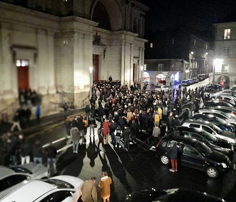 Terwijl ze hardop weesgegroetjes baden en de kerkmuren met wijwater besprenkelden, blokkeerden Franse strenggelovigen afgelopen dinsdag de toegang tot een kerkconcert in Nantes.  Beeld BELGAIMAGE