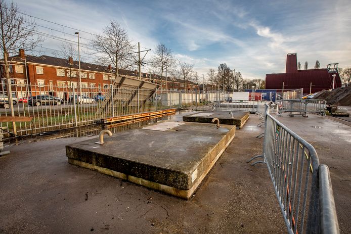 De putten aan de Leyweg die het water uit de diepe aardlagen naar boven en beneden pompen.