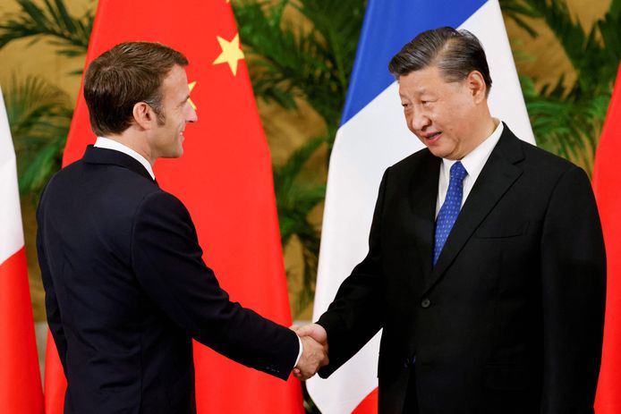 Emmanuel Macron met de Chinese president Xi Jinping tijdens een ontmoeting op de G20 in Indonesië.