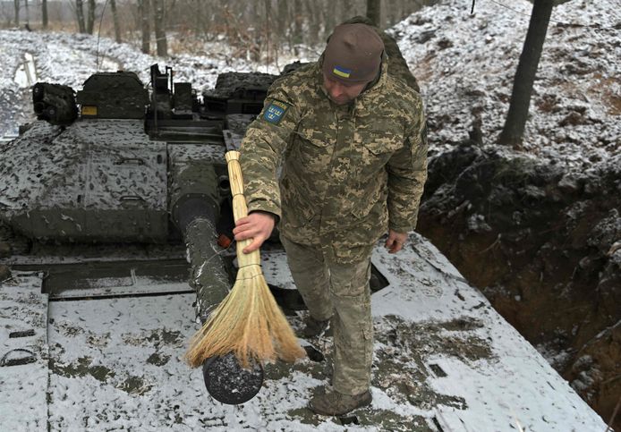 Een Oekraïense soldaat maakt een tank sneeuwvrij in de regio Donetsk.