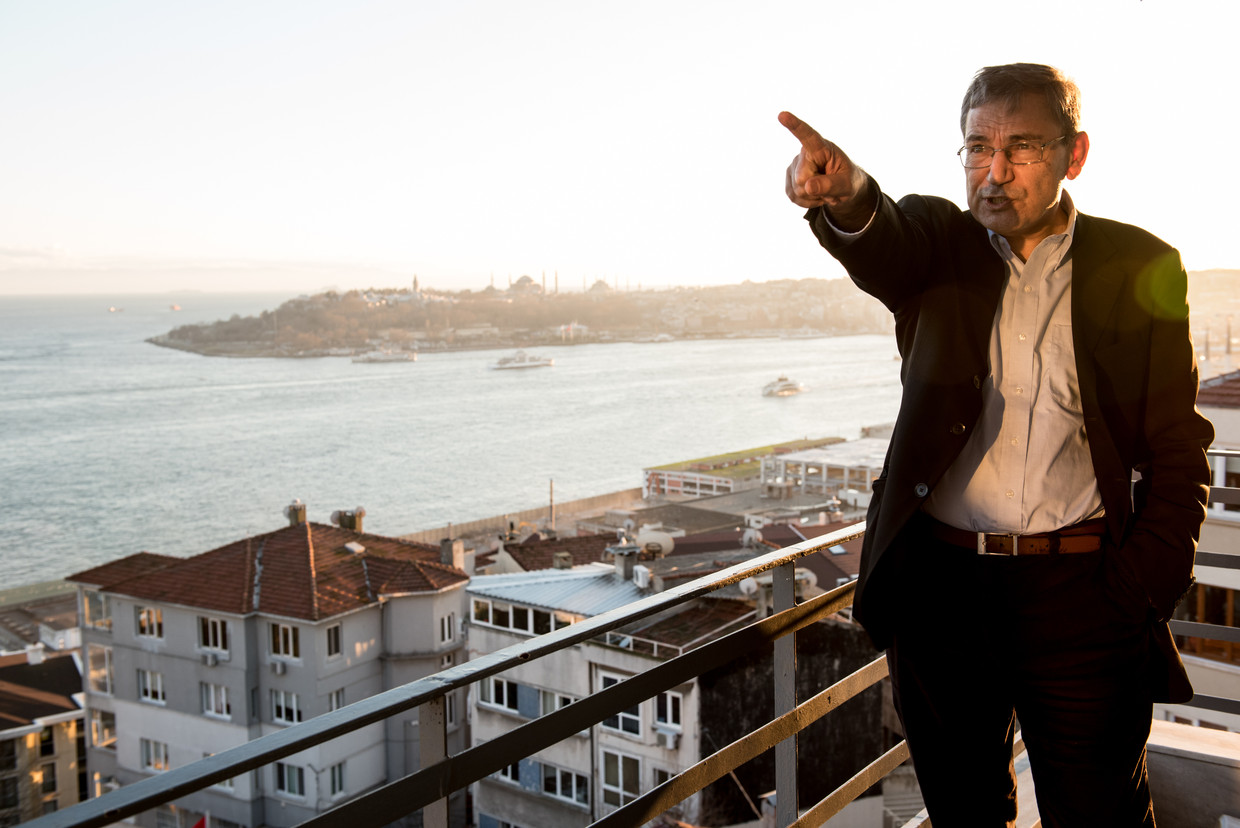 Orhan Pamuk in Istanbul. Beeld Charlotte Schmitz/LeJournal