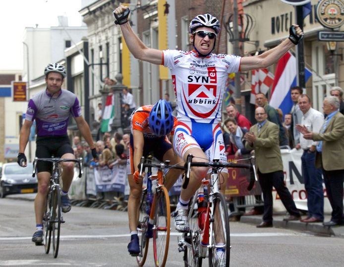 Marvin van der Pluym won in 2007 de wielerronde van Oudenbosch. Rechts met de lichte colberts applaudiseren Christ Stoffelen en Bart Durinck.