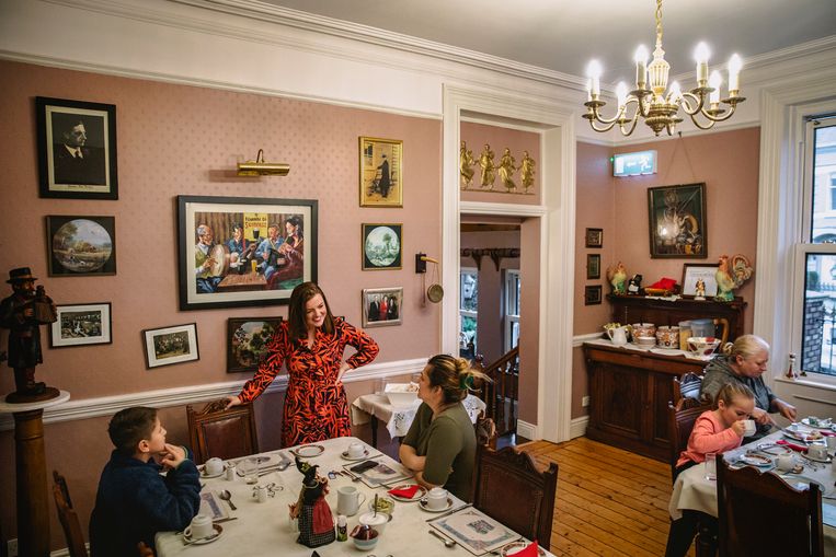Helena praat met gasten tijdens het ontbijt in de eetzaal van Glen Gat Guesthouse, een charmant Victoriaans herenhuis in het hart van de Ierse stad Dundalk. Beeld Aurélie Geurts