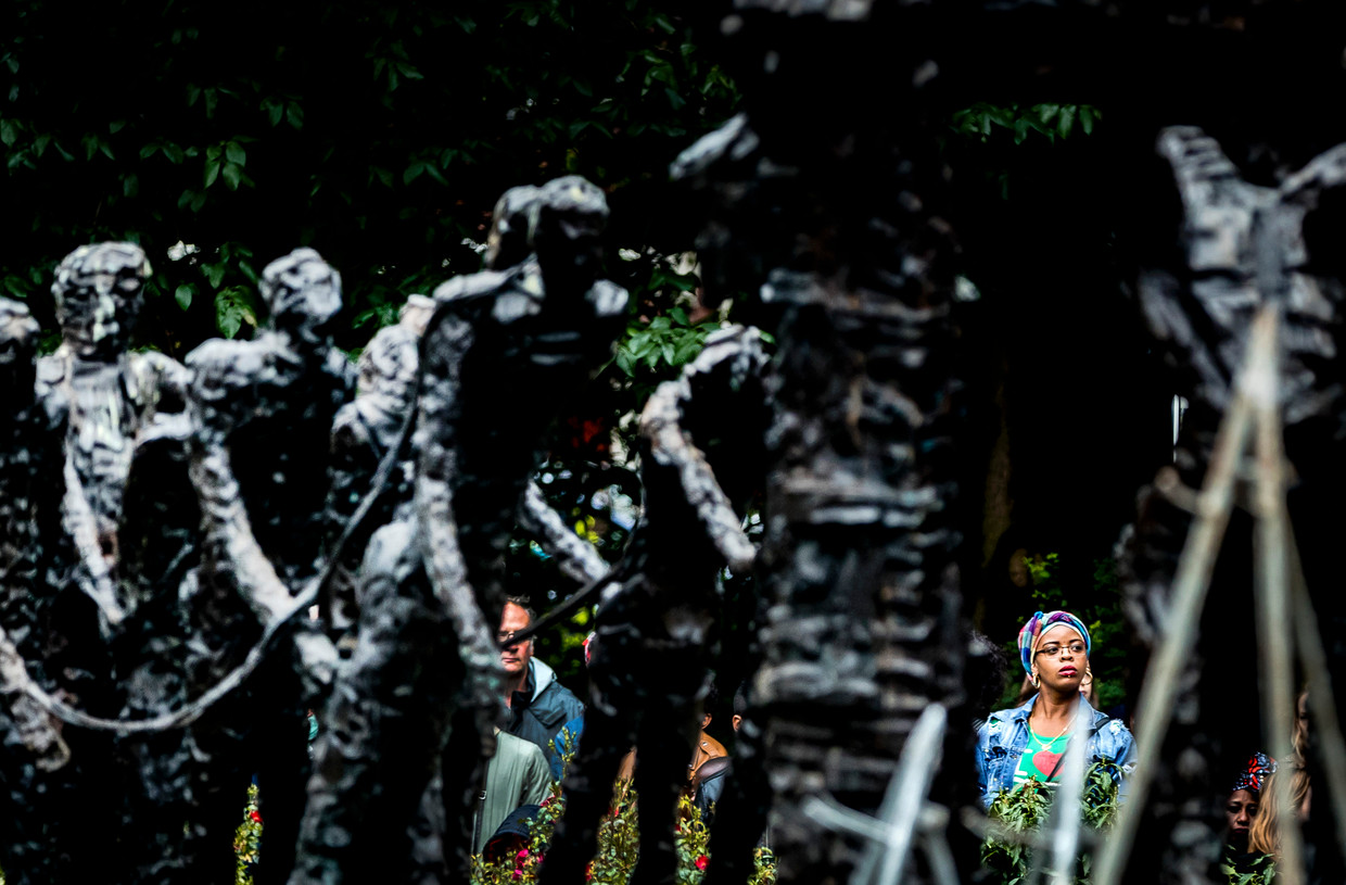 Een bezoeker bij het Nationaal Monument Slavernijverleden tijdens de nationale herdenking van de afschaffing van de slavernij in het Oosterpark in Amsterdam.  Beeld Hollandse Hoogte /  ANP