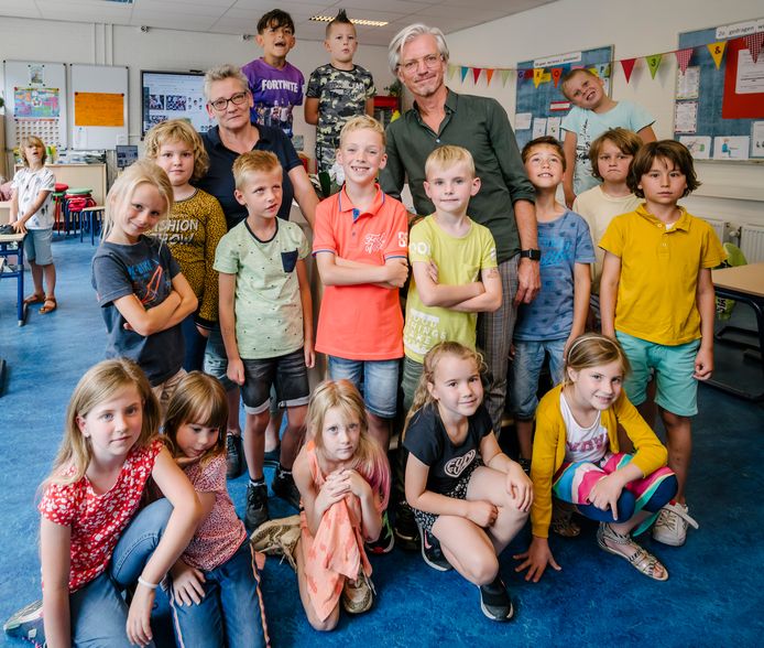 Directeur Maaike Hevel en bestuurder Fluvium Openbaar Onderwijs Jeroen Goes poseren in een van de groepen van OBS De Springplank in Rumpt.