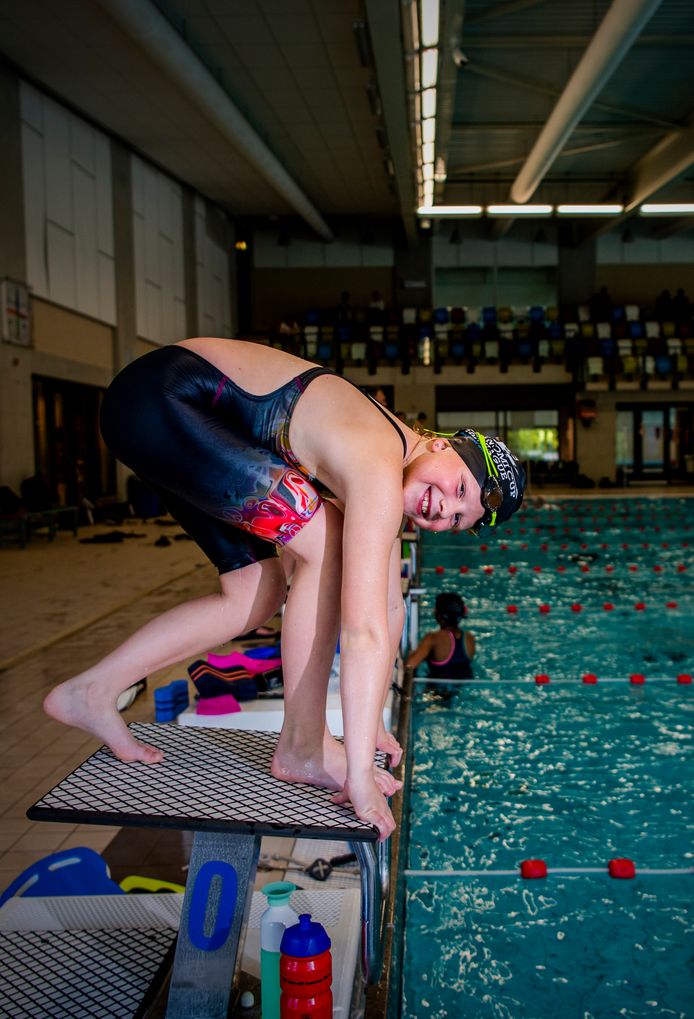 Erin de Jong (8) traint als wedstrijdzwemmer.