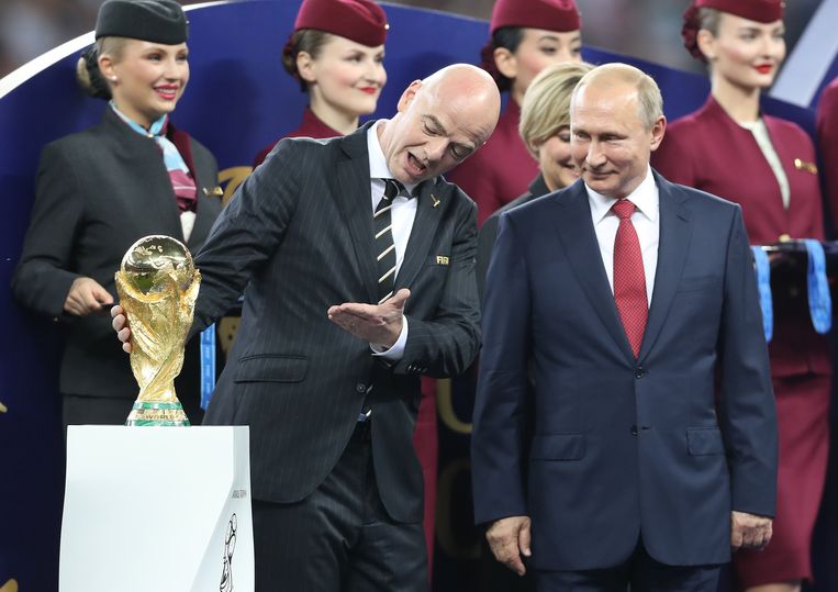 FIFA-voorzitter Gianni Infantino  en Russisch president  Vladimir Poetin met de Wereldbeker tijdens het WK voetbal in Rusland, op 15 juli 2018. Beeld Photo News
