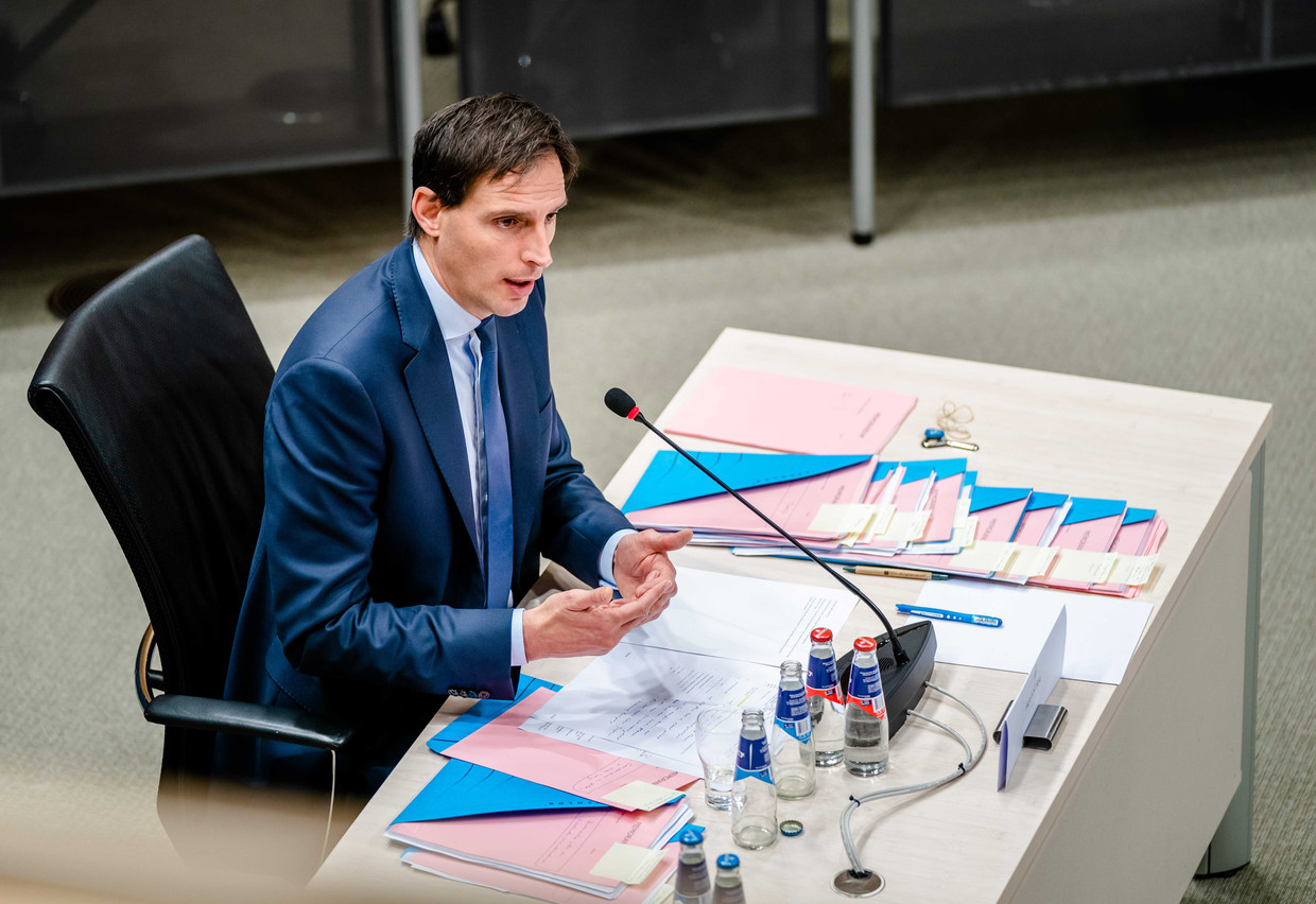 Minister Wopke Hoekstra van financiën wordt gehoord door de parlementaire enquêtecommissie Kinderopvangtoeslag, tijdens de laatste dag van de hoorzittingen van de commissie in november. Beeld ANP