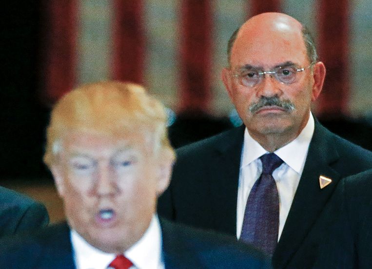 Financieel directeur van de Trump Organisation Allen Weisselberg in 2016 tijdens een persconferentie van toen nog presidentieel kandidaat Donald Trump in de Trump Tower in New York. Beeld REUTERS