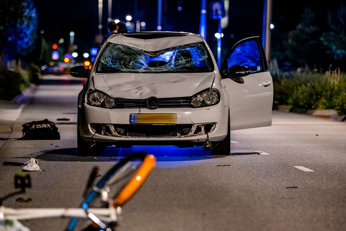 Bij een aanrijding tussen een fietser en auto op de Ringbaan Noord in Tilburg is de fietser zwaargewond geraakt.