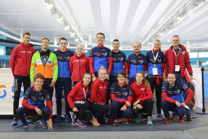 De groep schaatsers van de Hengelose IJsclub die in Heerenveen meedeed aan het NK clubs.