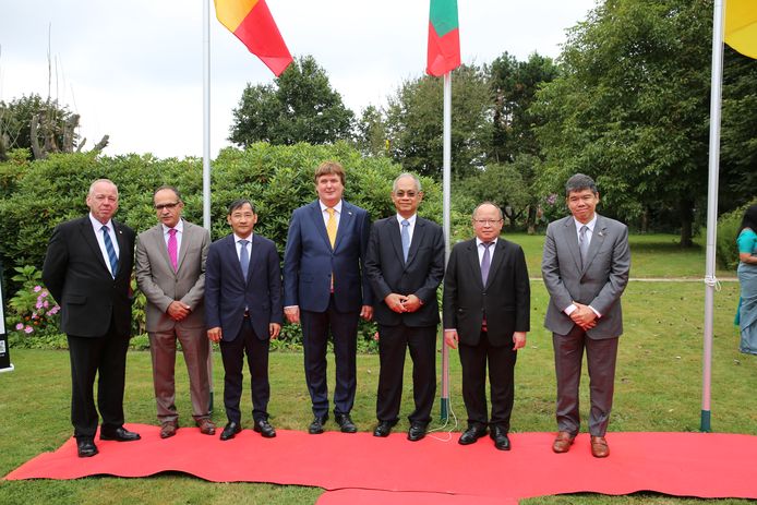 Op de openingsceremonie, met Gerard Huiting hier als vierde van links, tekenden tien ambassadeurs present.