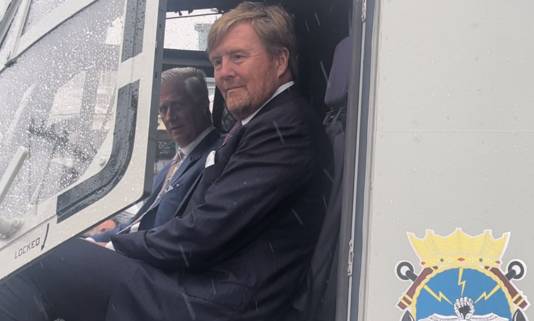 Filip en Willem-Alexander in een NH90.