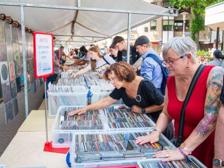 
De Langste Platenmarkt strijkt weer neer in Apeldoorn: Snuffelen tussen golden oldies en zeldzame persingen
