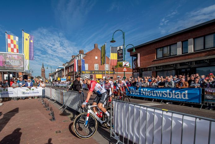De Sluitingsprijs Putte-Kapellen, hier in 2018 met Mathieu van der Poel die zich naar de start bij de grens begeeft, is gered. Ondernemer Ben Simons uit Berendrecht neemt de organisatie over van Golazo, dus gaat de koers op dinsdag 15 oktober aanstaande gewoon door.