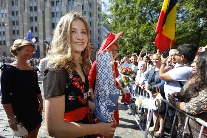 Een stralende kroonprinses Elisabeth (16) ontvangt bloemen na afloop van het Te Deum in Brussel.