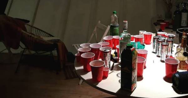 Gasten verstoppen zich op het dak De politie heeft in de nacht van dinsdag op woensdag een feest beëindigd in een woning aan de Overblaak in Rotterdam, omdat de 20 gasten zich niet hielden aan de corona maatregelen. .