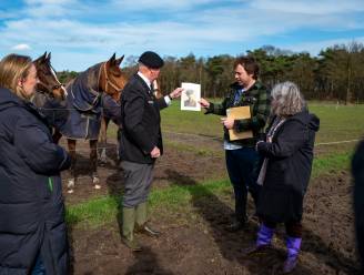 Engelsman op de plek in Goirle waar opa’s vliegtuig crashte: ‘Even later stonden de Duitsers binnen, hij heeft het die boer nooit kwalijk genomen’