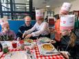 Een van de senioren krijgt een heerlijke pannenkoek voorgeschoteld.